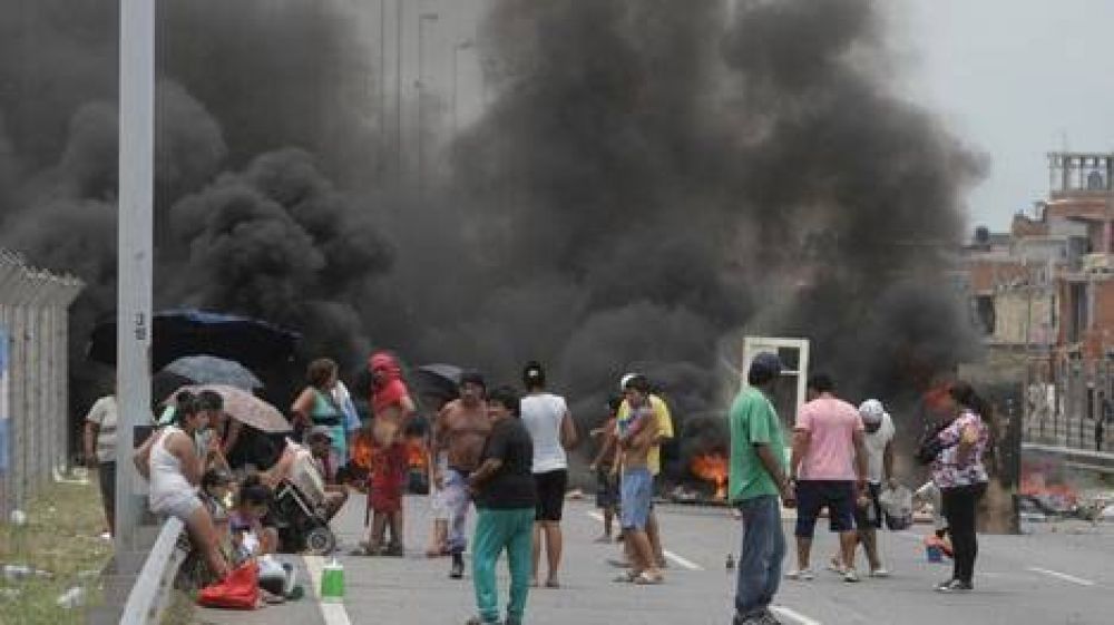 El tr�nsito, muy complicado por piquetes y protestas ante los cortes de luz