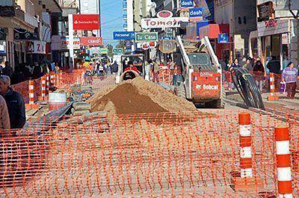 El intendente recorri� las obras de remodelaci�n que se ejecutan en la tercera cuadra de la peatonal San Nicol�s