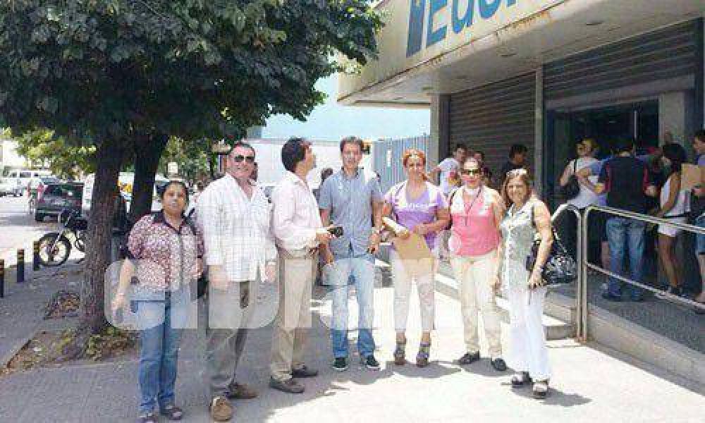 Concejales oficialistas y opositores reclamaron en Edenor