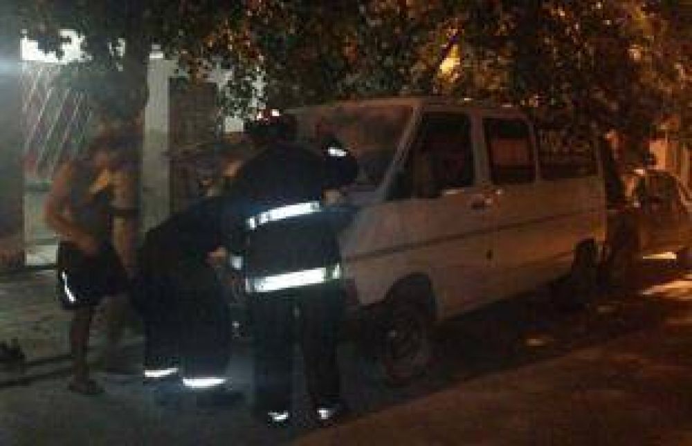 Incendio de veh�culo: vecinos controlaron el fuego