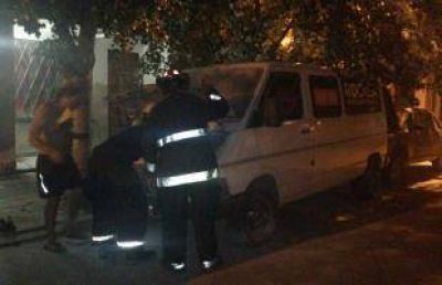 Incendio de veh�culo: vecinos controlaron el fuego