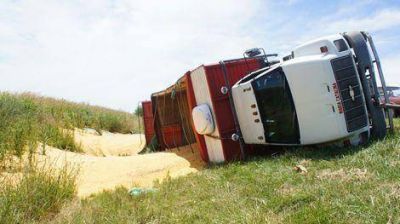 Volc� un cami�n cargado con ma�z en la Ruta 5 