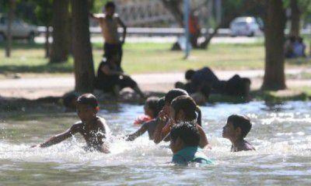 Miles de personas arriesgan su vida al ba�arse en sitios prohibidos