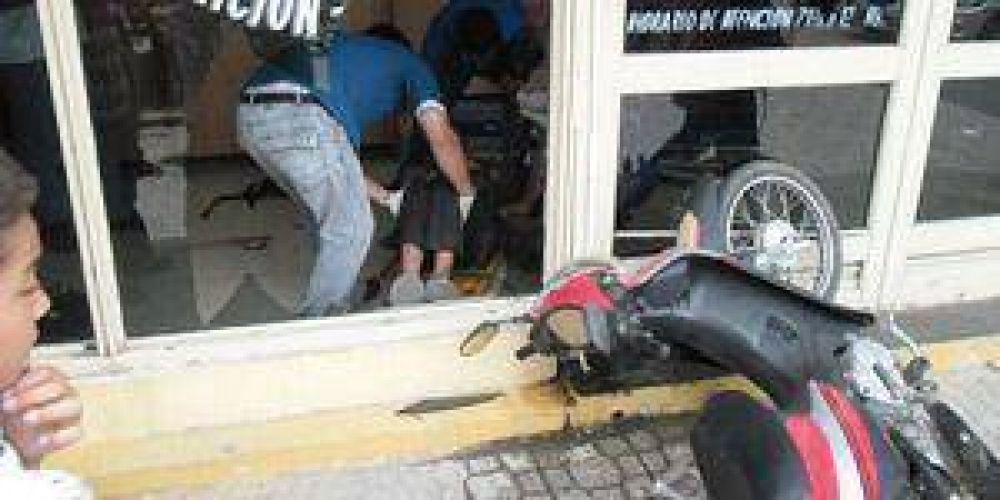 Perdi� el control de su moto y termin� dentro del local de la DGR