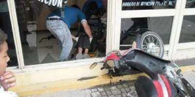 Perdi� el control de su moto y termin� dentro del local de la DGR