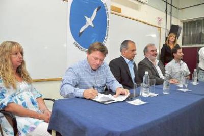 Firman contrato para la construcci�n del Laboratorio de Microalgas de la UNPSJB