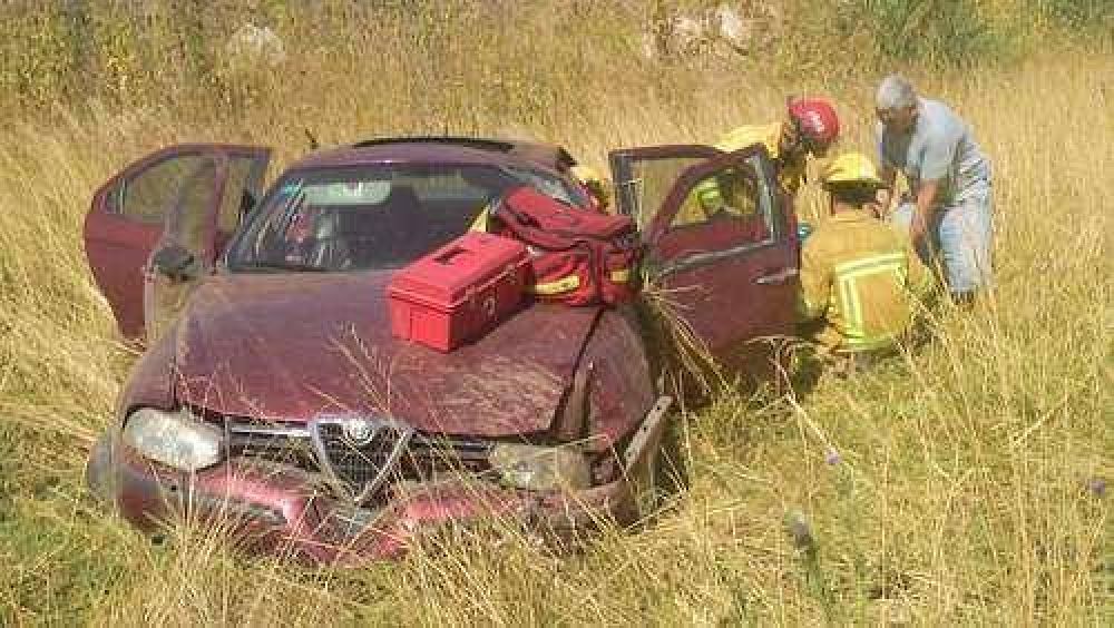 Adelanto: Un auto volc� en la ruta 226 y hubo cuatro heridos