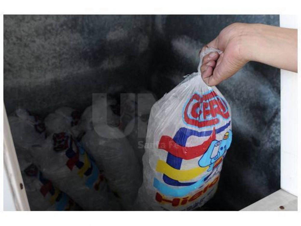 La ola de calor y los cortes de luz dispararon la venta de hielo