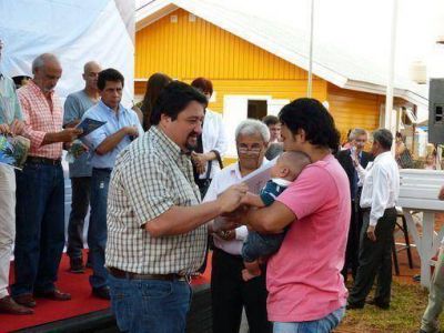 Closs entreg� viviendas y anunci� el pago de los salarios p�blicos