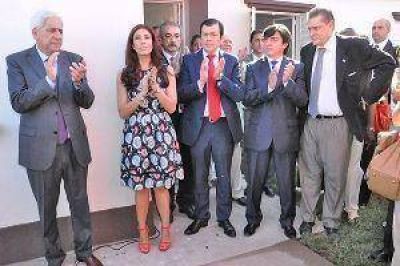 La gobernadora entreg� viviendas en esta capital