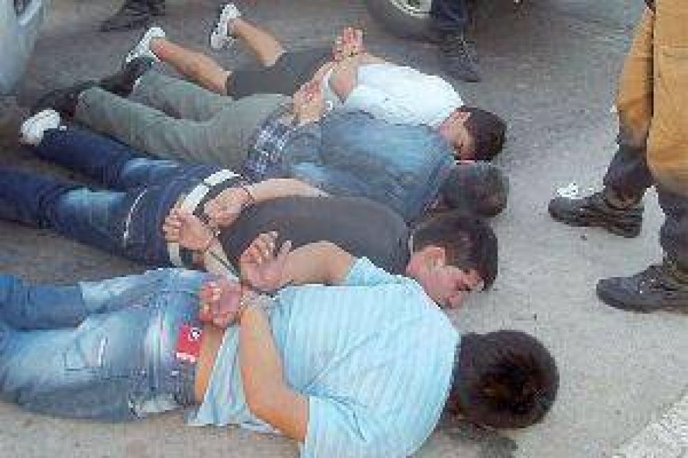 Cuatro juje�os siembran terror en la ruta al copar un tour de compras y alzarse con $ 282.840