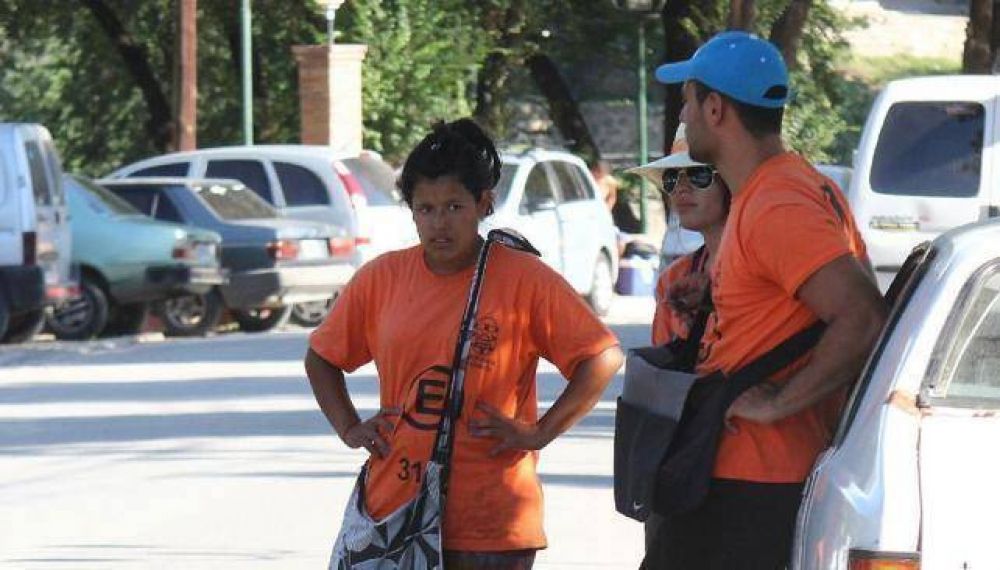 Balnearios cobran por estacionar en la calle: controversia sin parar