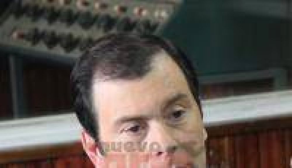 El senador Zamora considera "inapropiado" el cambio de horario para Santiago
