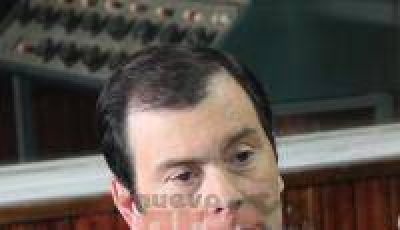 El senador Zamora considera "inapropiado" el cambio de horario para Santiago