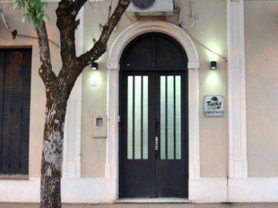 A cara descubierta asaltaron una empresa y se alzaron con importante suma 