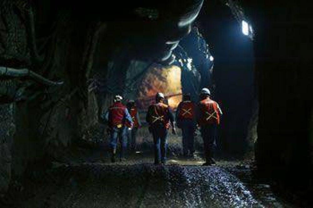 TRABAJADORES MINEROS EN PARO BLOQUEAN EL YACIMIENTO CERRO NEGRO