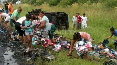 Los vecinos robaron la mercader�a de las v�ctimas calcinadas en la ruta 38