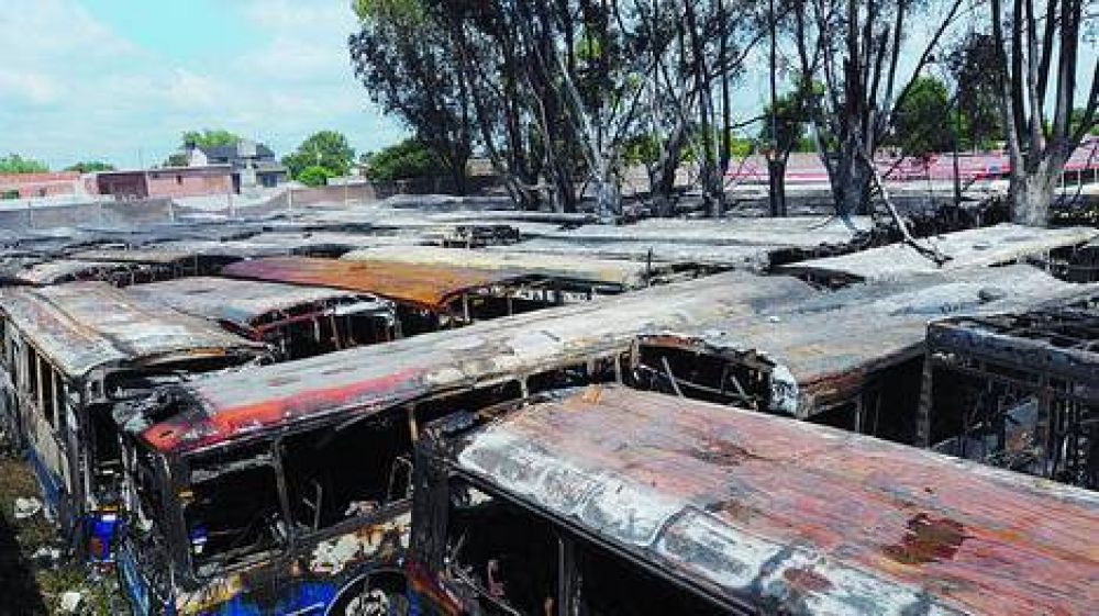 Un extra�o incendio destruy� 80 colectivos en una terminal