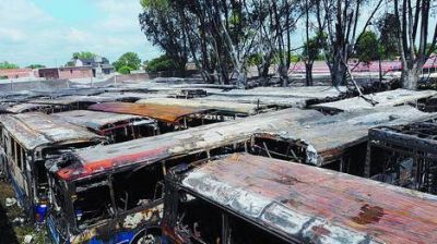 Un extra�o incendio destruy� 80 colectivos en una terminal
