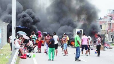 Un reclamo de viviendas interrumpe el tr�nsito en la Illia hace tres d�as