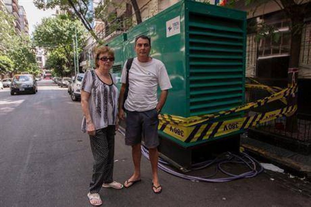 Vecinos recibieron 2014 en la calle,al lado de un grupo electr�geno