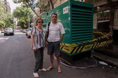 Vecinos recibieron 2014 en la calle,al lado de un grupo electr�geno
