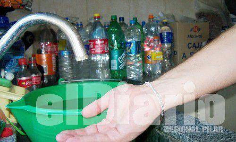 Falta agua de red y la empresa le apunta a los cortes de luz