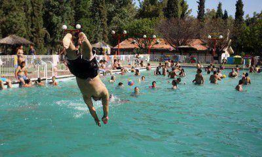 Los mendocinos recibieron 2014 con 34 grados de temperatura y en la pileta