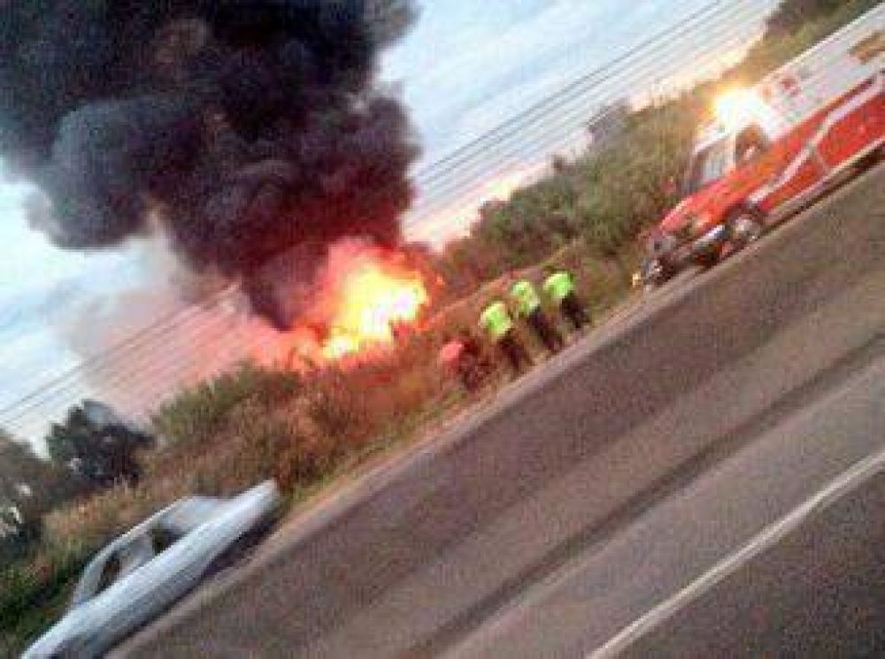 Ardi� pastizal y la columna de humo negro se vio a kil�metros de distancia