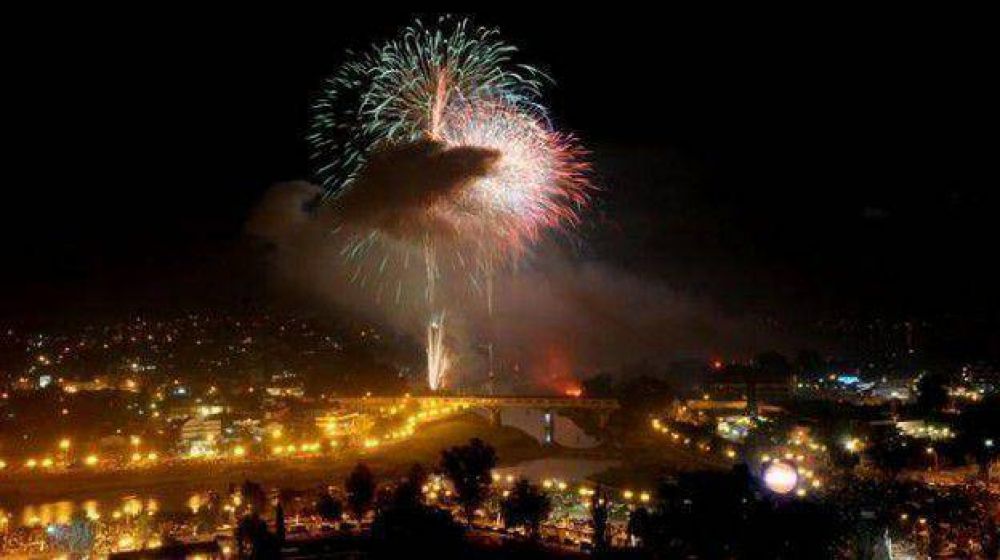 Villa Carlos Paz recibi� el 2014 con un espectacular show de fuegos artificiales