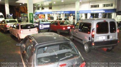 La Justicia autoriz� a las estaciones de servicio a no cobrar el plus a las naftas