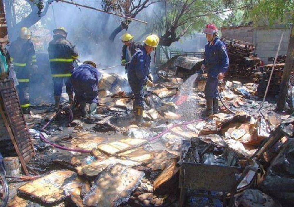Duro trabajo para los bomberos por un incendio en Alem al 1.900