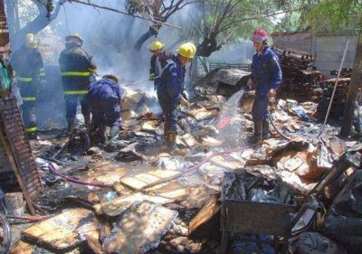 Duro trabajo para los bomberos por un incendio en Alem al 1.900