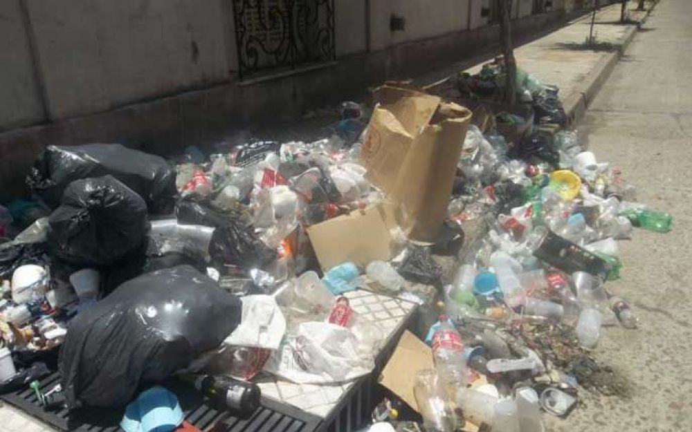 Numerosos residuos fueron arrojados en la v�a p�blica