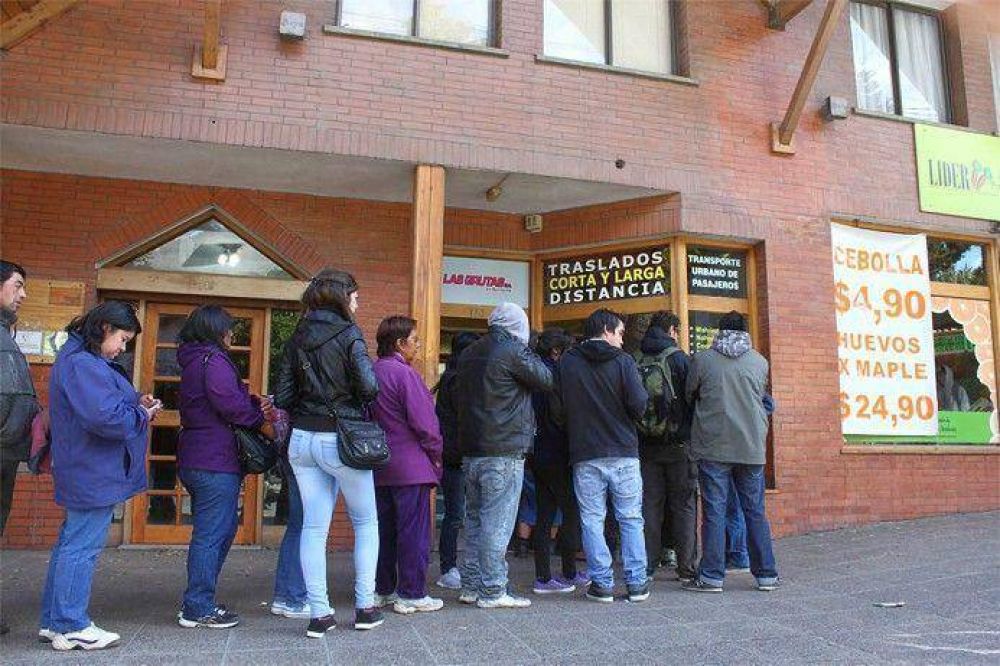 Largas colas y quejas por demoras en el cambio de tarjetas de CODAO