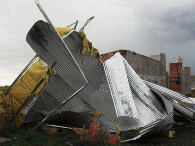 Una cola de tornado provoc� destrozos en una colonia rural del Departamento Uruguay