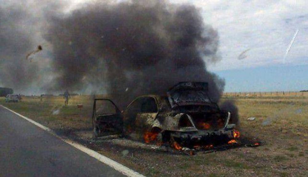Se quem� por completo un Mercedes Benz en la ruta 3
