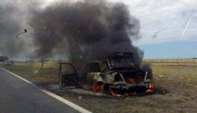 Se quem� por completo un Mercedes Benz en la ruta 3
