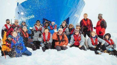 Comenz� la evacuaci�n del barco ruso varado en la Ant�rtida