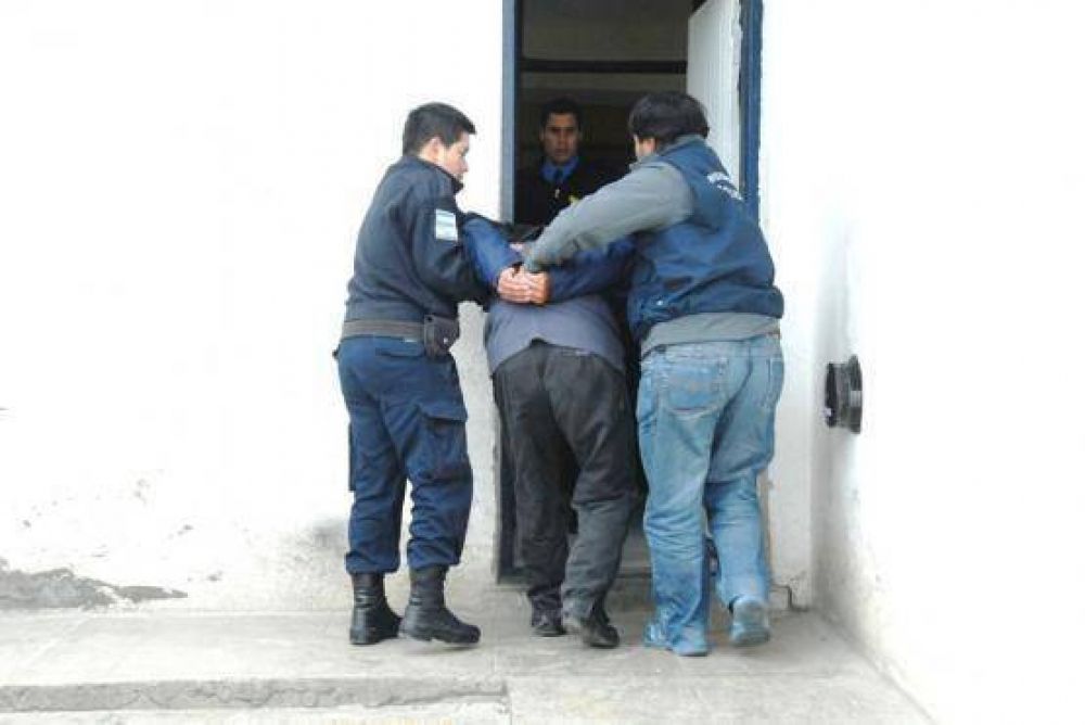 Tres detenidos por circular en un auto robado en horas de la madrugada