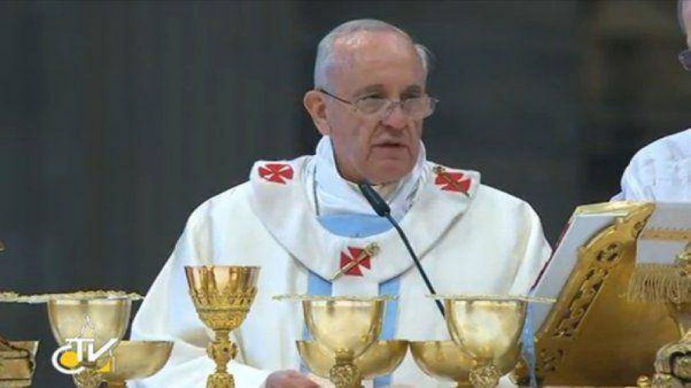 Francisco celebr� la primera misa del a�o con un mensaje enfocado en la paz