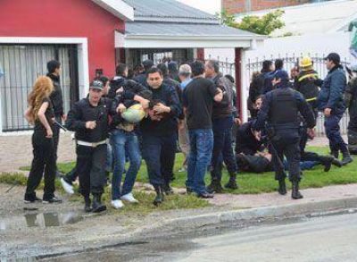Incendiaron un auto y generaron una ri�a