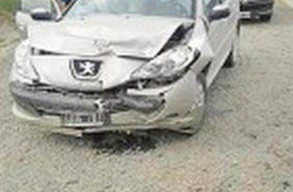 Triple choque a metros de la barcaza por un descuido