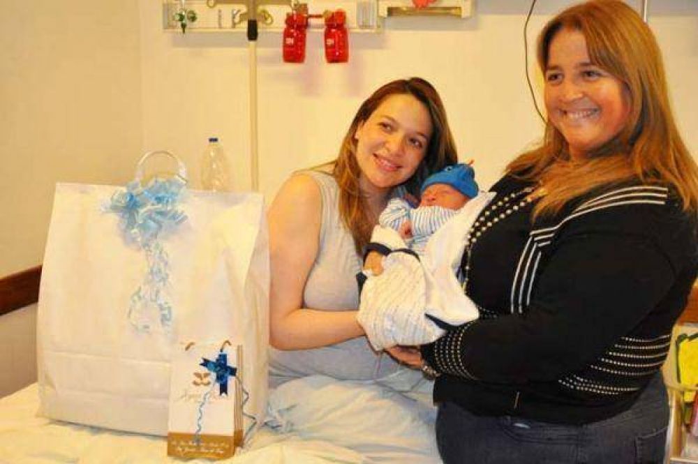 El municipio entreg� presentes a la mam� del primer beb� del a�o 2014
