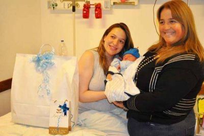 El municipio entreg� presentes a la mam� del primer beb� del a�o 2014