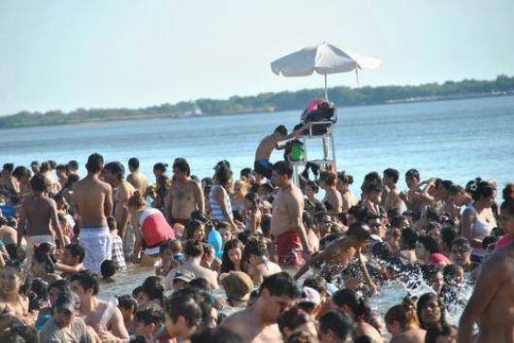 Con una multitud de ba�istas, playas y balnearios se vieron desbordados