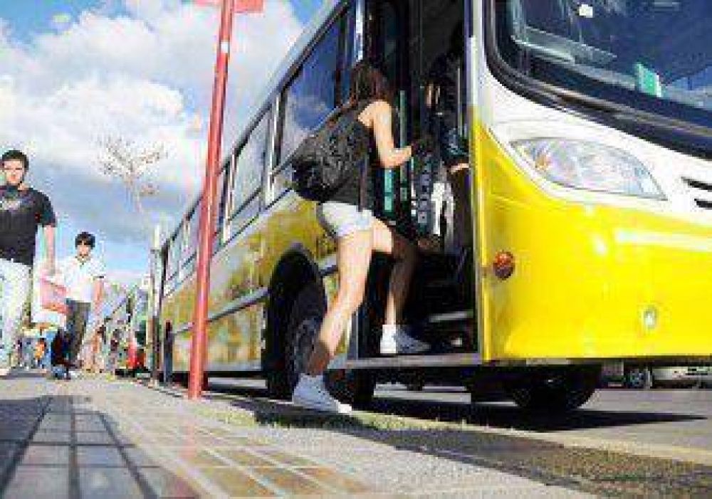 Facilitan transporte para que la gente vaya al r�o 