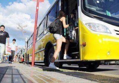 Facilitan transporte para que la gente vaya al r�o 