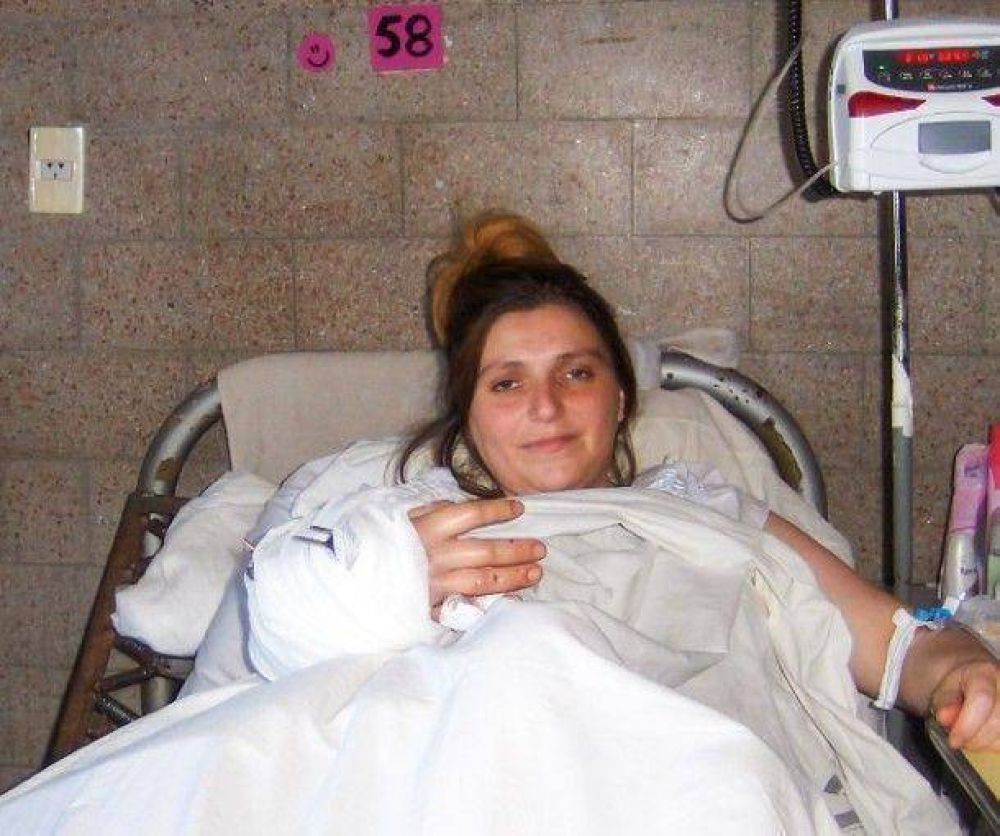 Le reimplantaron una mano amputada a una embarazada