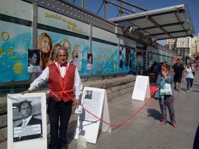 Lleva diez d�as encadenado y a la espera de una respuesta de Scioli